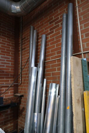 Div. varelager samt vogn med indhold