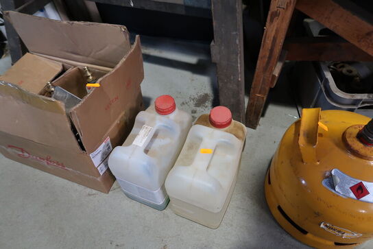 Gasflaske, kasse samt div. Dunke med indhold