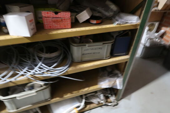 4 fag lagerreoler med div. Varelager og reservedele