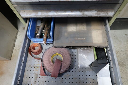 Arbejdsbord med 2 stk. stålskabe med div. Bor m.m.