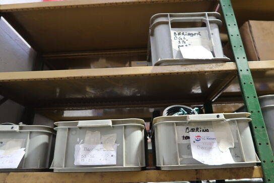 4 fag lagerreoler med div. Varelager og reservedele