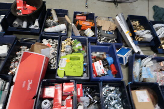 Div. Plastikkasser med varelager og reservedele