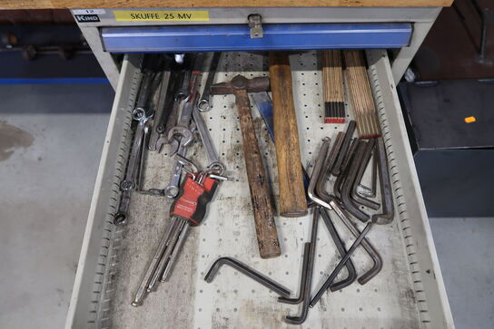 Arbejdsbord med div. Værktøj m.m.
