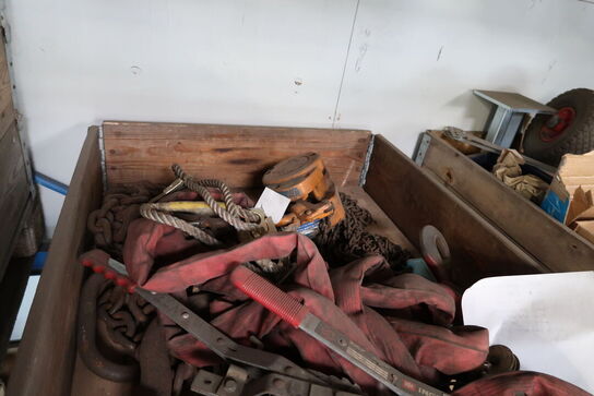 Palle med skraldetaljer, kædetaljer m.m.