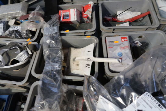 Div. Plastikkasser med varelager og reservedele