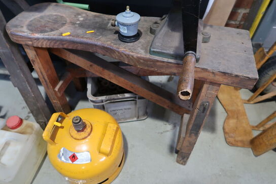 Bænk med specialværktøj