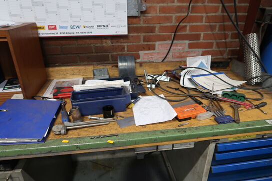 Arbejdsbord med skruestik samt div. Værktøj
