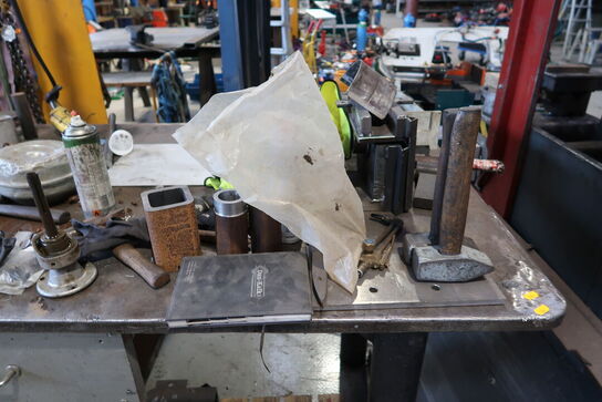 Svejsebord med div. Værktøj og varelager