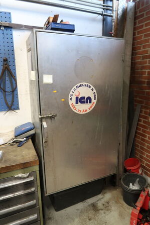 Stålskab med div. Værktøj, plejemidler m.m.