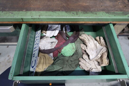 Arbejdsbord med skruestik samt div. Værktøj