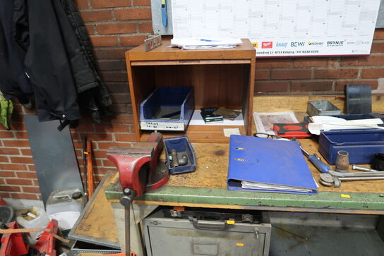 Arbejdsbord med skruestik samt div. Værktøj