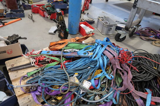 Palle med div. Værktøj, løftestroppe m.m.