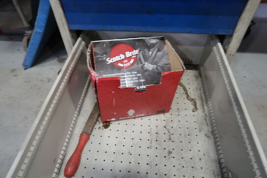 Arbejdsbord med skruestik samt div. Værktøj