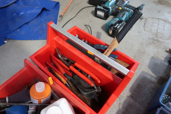 2 stk. plastikkasser med div. Værktøj