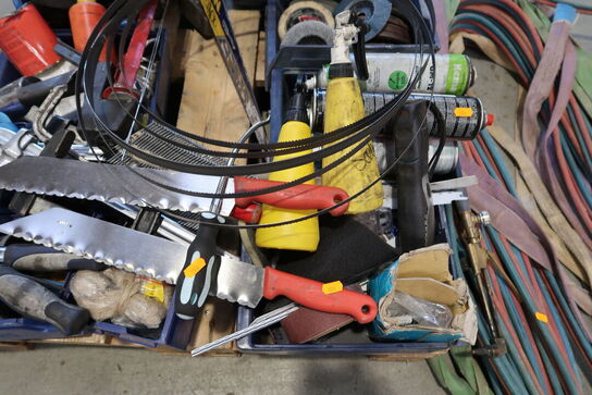 Palle med div. Værktøj, plejemidler m.m.