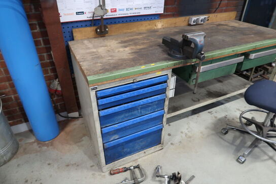 Arbejdsbord med skruestik samt div. Værktøj