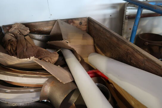 Palle med div. Reservedele og varelager