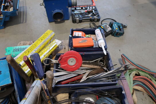 Palle med div. Værktøj, plejemidler m.m.