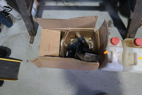 Gasflaske, kasse samt div. Dunke med indhold