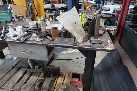 Svejsebord med div. Værktøj og varelager