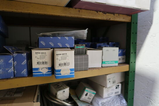 1 fag lagerreol med div. Armaturer HANS GROHE m.fl.