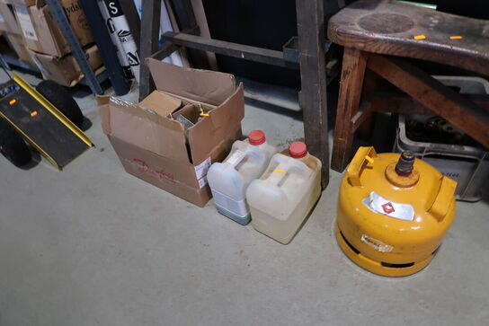 Gasflaske, kasse samt div. Dunke med indhold