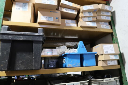 4 fag lagerreoler med div. Varelager og reservedele