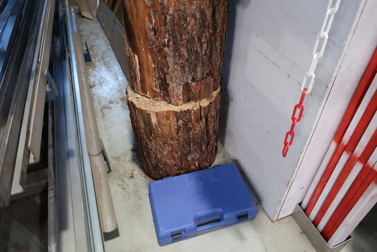 2 stk. træstubbe m.m.