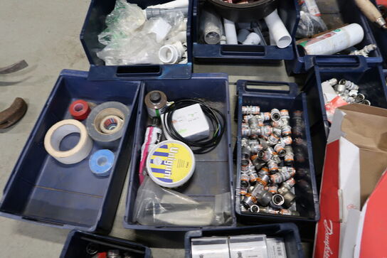 Div. Plastikkasser med varelager og reservedele