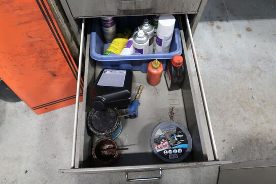 Stålskab med indhold