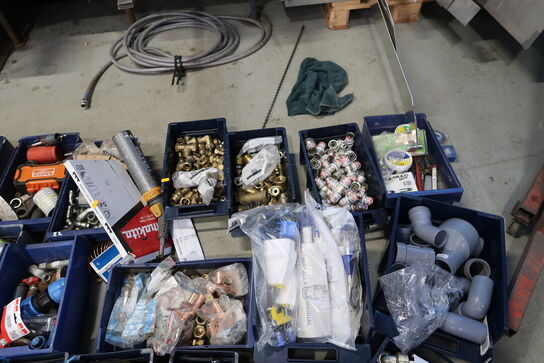 Div. Plastikkasser med varelager og reservedele