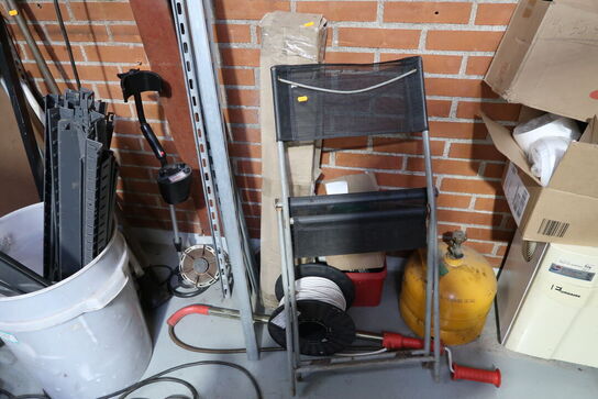 Forlængerledning, gasflaske, stol, div. Varelager m.m.