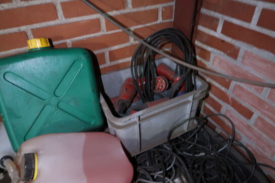 Div. Dunke med indhold samt div. Forlængerledninger