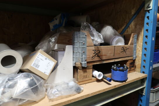 Pallereol med div. Varelager og reservedele