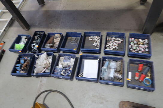 Div. Plastikkaser med varelager og reservedele