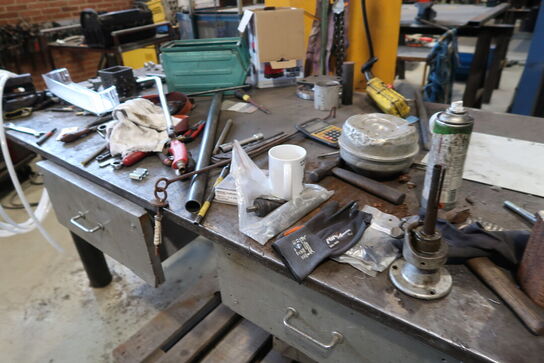 Svejsebord med div. Værktøj og varelager