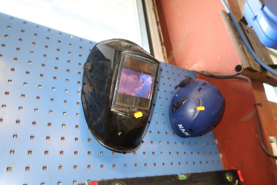 Værktøjstavle med svejsemaske m.m.