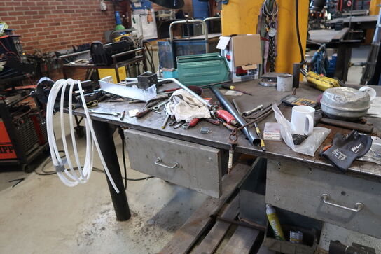 Svejsebord med div. Værktøj og varelager