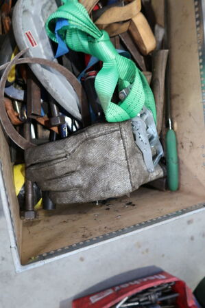 Opbevaringkasse med div. Værktøj m.m.