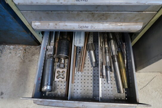 Arbejdsbord med 2 stk. stålskabe med div. Bor m.m.