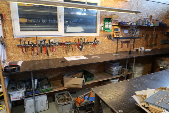 Arbejdsbord med div. Specialværktøj m.m.