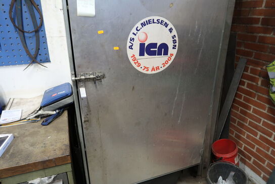 Stålskab med div. Værktøj, plejemidler m.m.