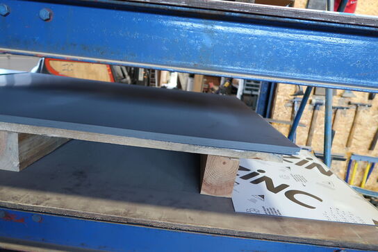 Div. Jernplader m.m. på reol