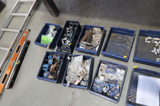 Div. Plastikkaser med varelager og reservedele