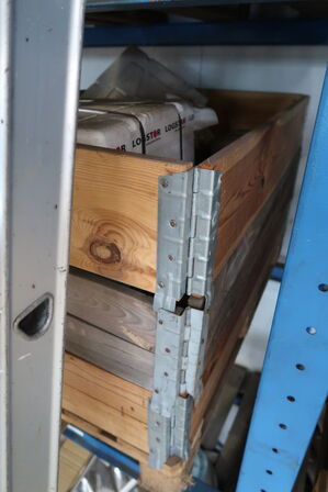 Palle med div. Reservedele og varelager