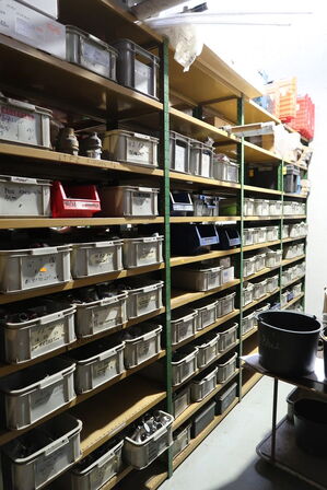 4 fag lagerreoler med div. Varelager og reservedele