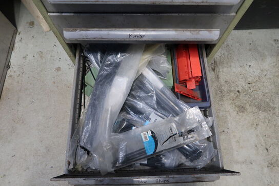 Arbejdsbord med 2 stk. stålskabe med div. Bor m.m.