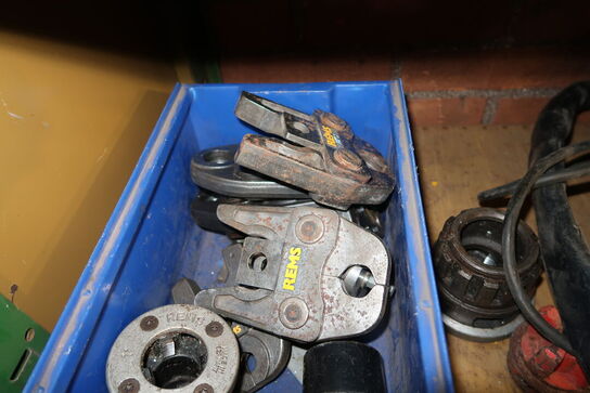 Kasse med div. Pressekæber