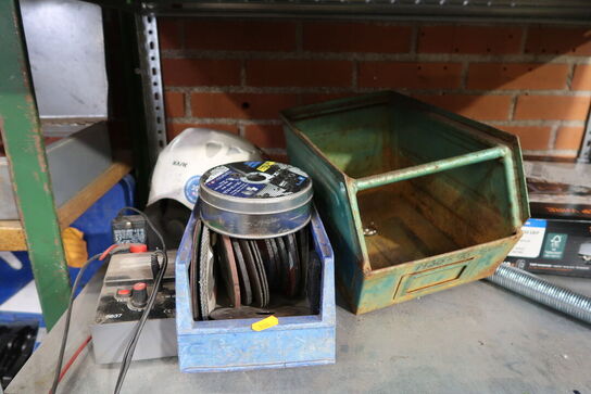 Lagerreol med div. Værktøj