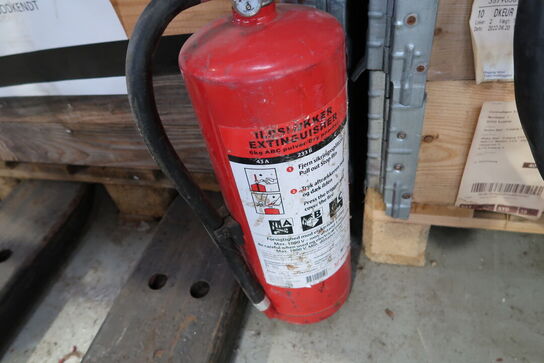 Palle med div. Pulverslukkere m.m.